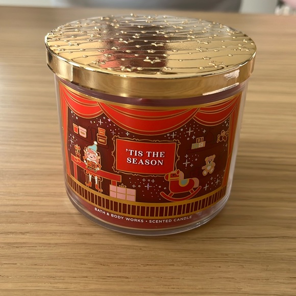 Bath & Bath Works 3 Wick Candle. Tis The Season. - Picture 1 of 3